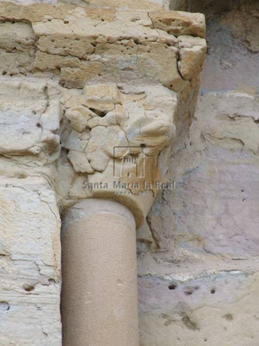 Capitel derecho de la ventana abocinada del muro sur