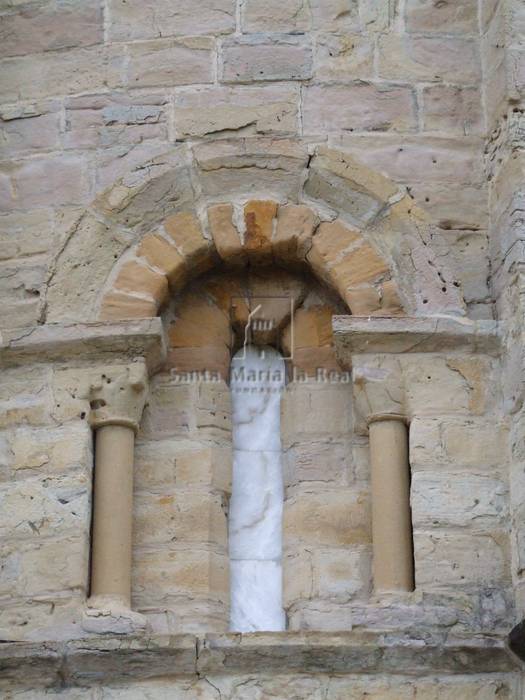 Ventana izquierda del ábside