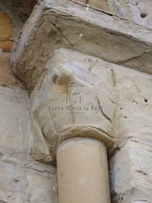 Capitel de la jamba derecha de la ventana del ábside