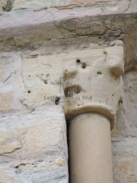 Capitel de la jamba izquieda de la ventana del ábside