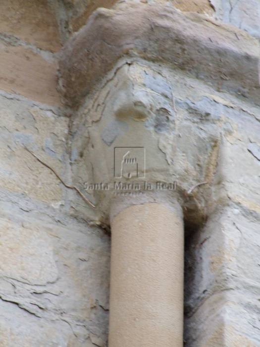 Capitel derecho de la ventana central del ábside