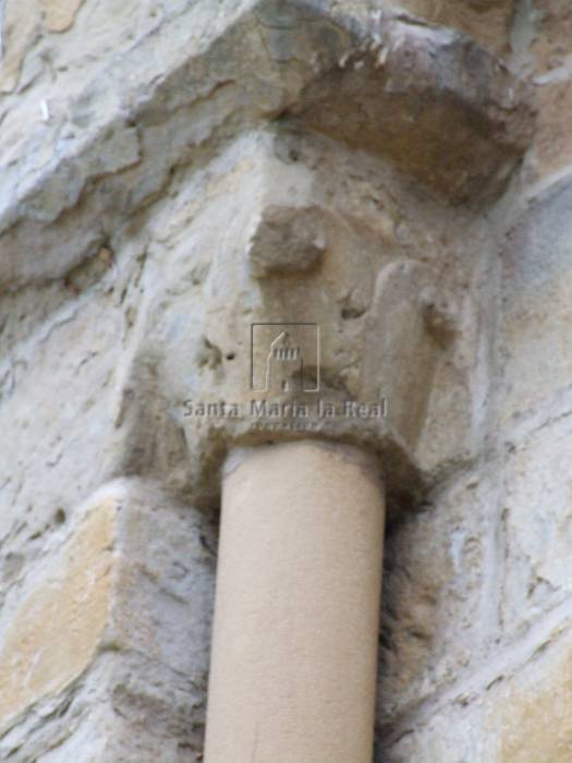 Capitel izquierdo de ventana central de ábside