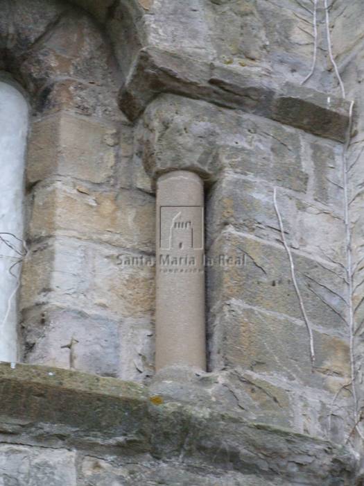 Jamba derecha de la ventana del ábside,paño norte