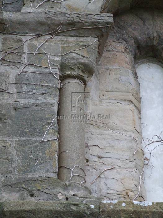 Jamba izquierda de la ventana del ábside ,paño norte