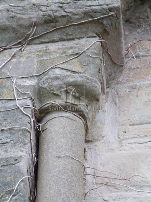 Capitel izquierdo de la ventana del ábside,paño norte