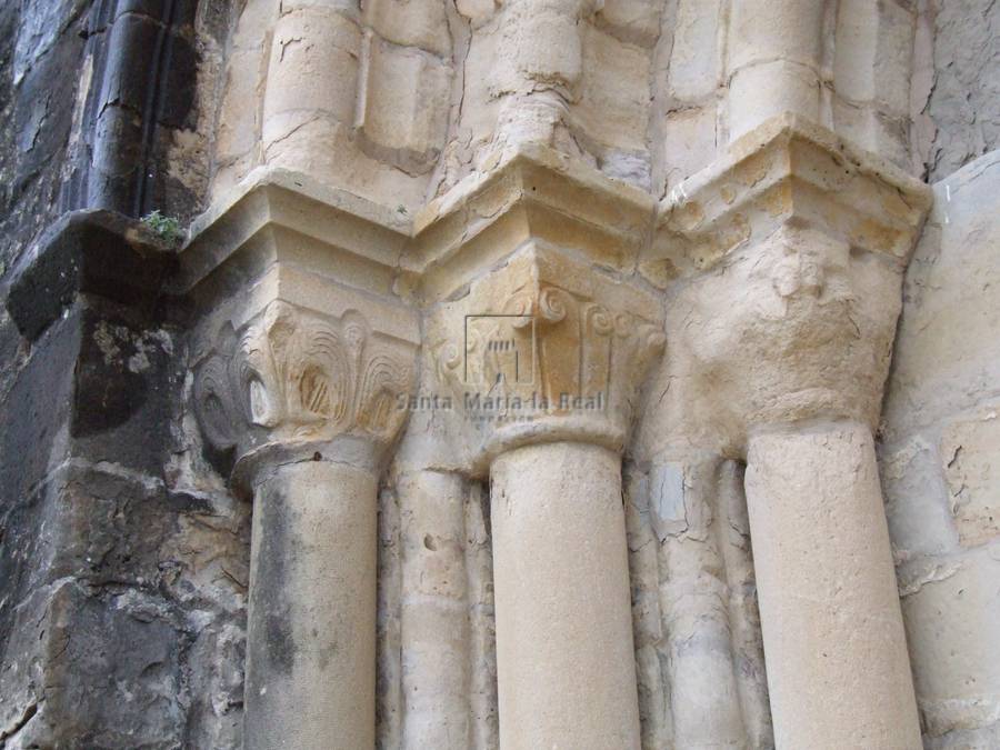 Capiteles izquierdos de la portada