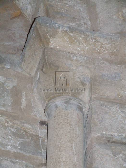 Capitel de la ventana del muro sur