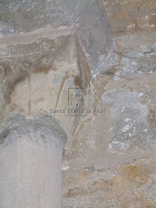 Capitel izquierdo de la ventana del muro sur del ábside