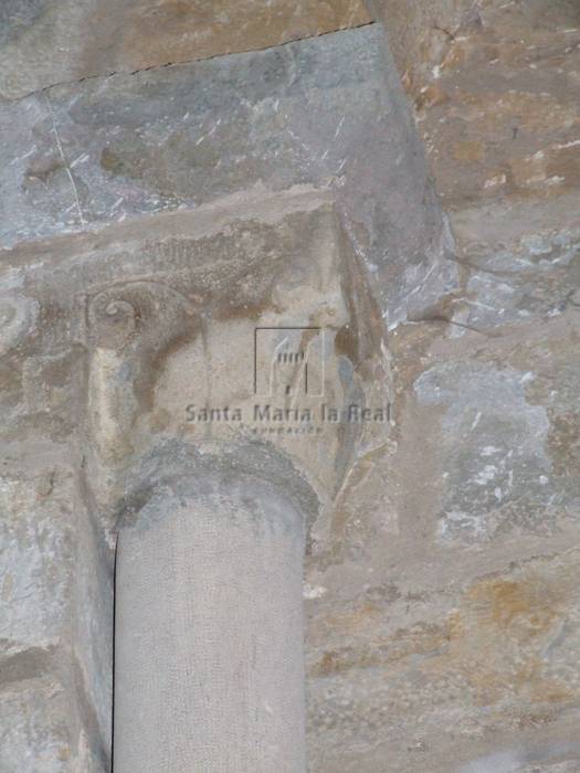 Capitel izquierdo de la ventan del muro sur del ábside