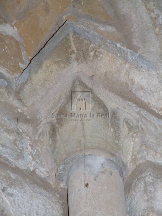 Capitel derecho de la ventana del muro sur del ábside