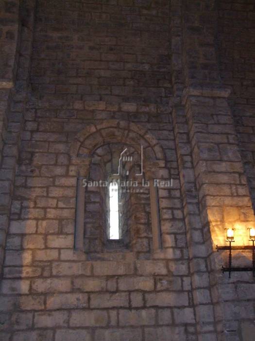 Ventana del muro norte de la nave