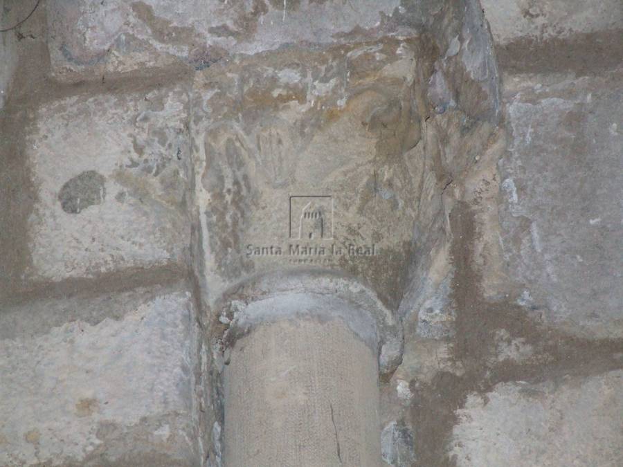 Capitel izquierdo de la ventana del muro norte de la nave