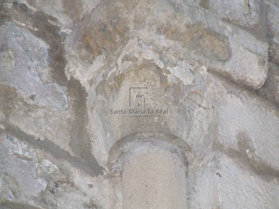 Capitel derecho de la ventana del muro de la nave