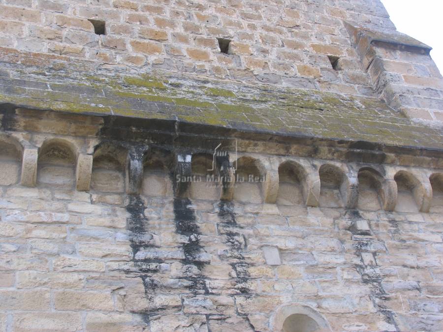 Detalle de canecillos lisos que sostienen arquillos en la fachada sur Detalle de canecillos lisos que sostienen arquillos en la fachada sur