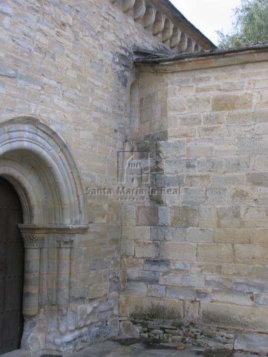 Detalle exterior de la fachada y portada meridional