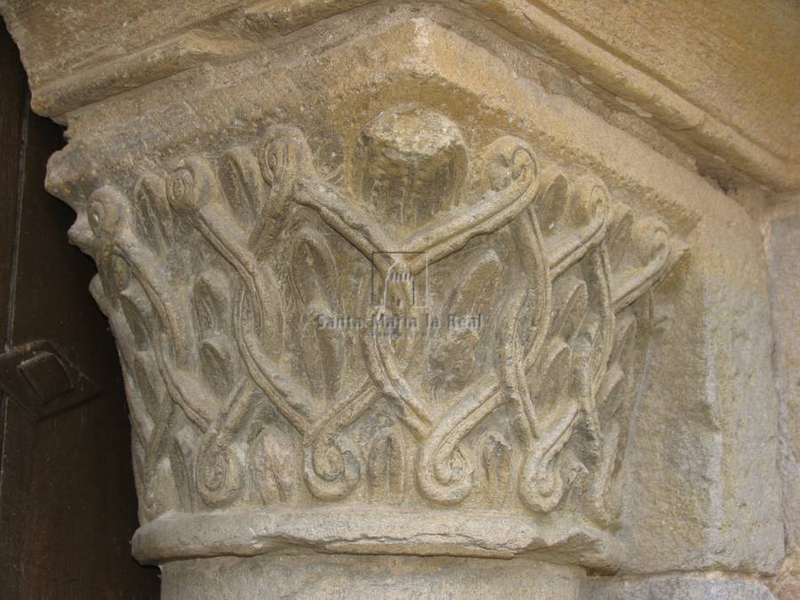 Capitel del lado derecho de la portada meridional