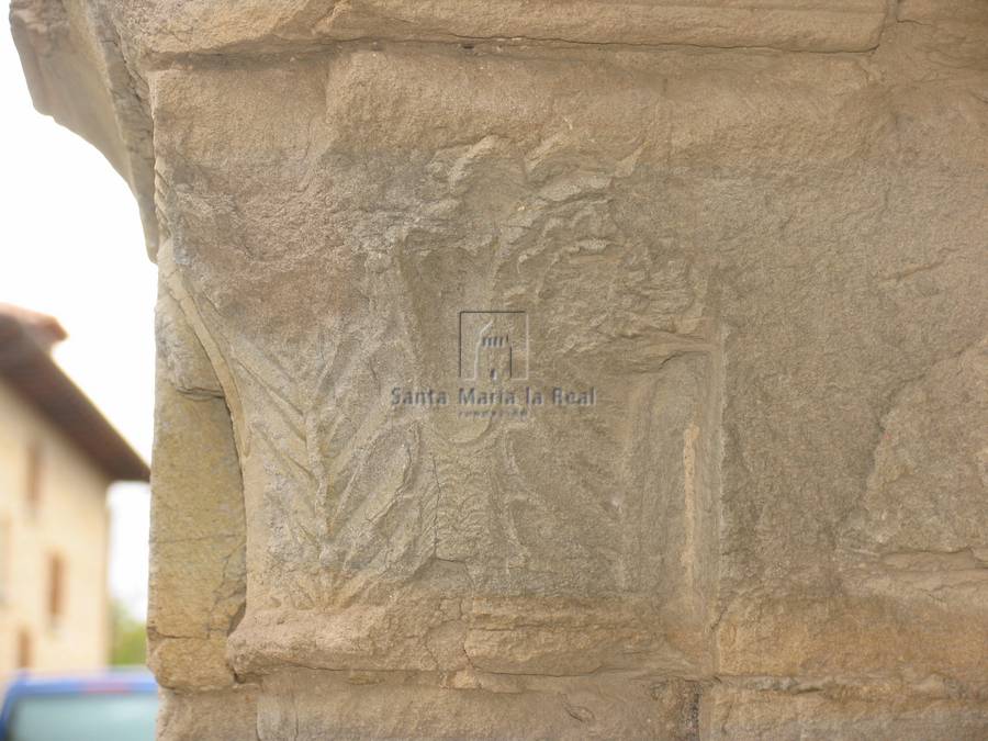 Capitel del lado izquierdo de la portada meridional