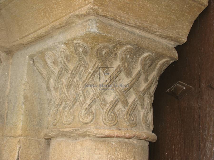 Capitel del lado izquierdo de la portada meridional