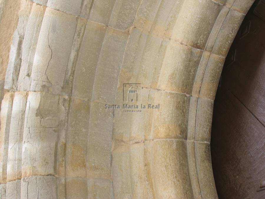 Detalle de las arquivoltas de la portada meridional