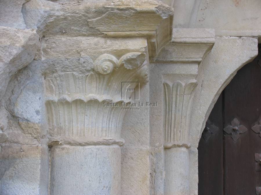 Capiteles del lado izquierdo de la portada occidental