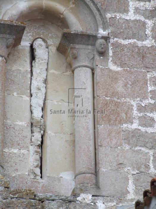Detalle externo del lado derecho de la ventana de la cabecera