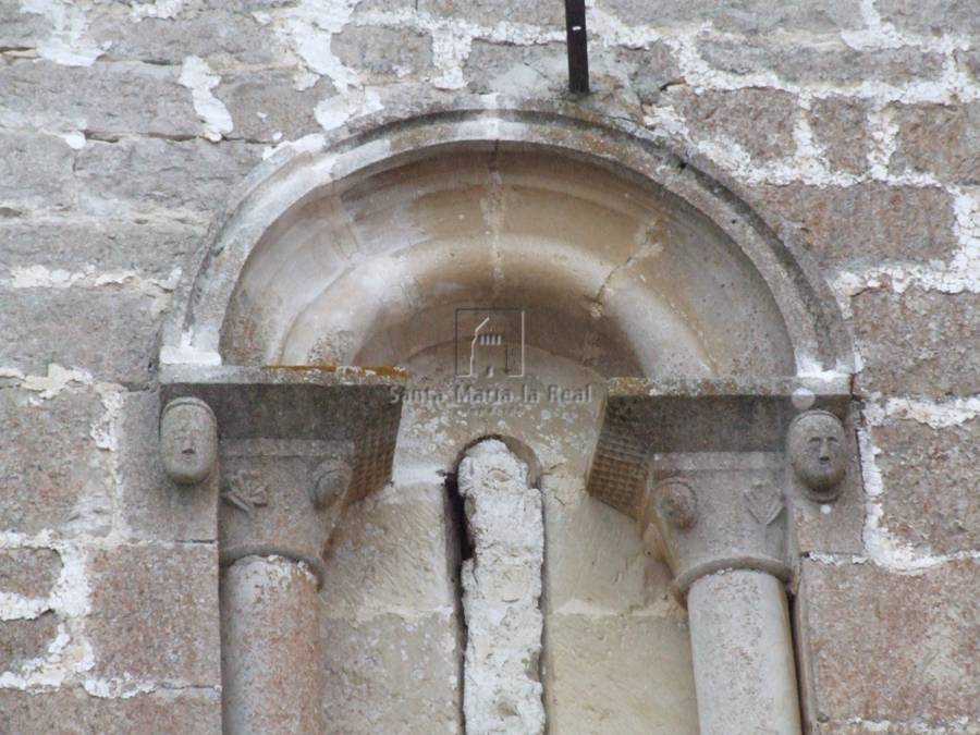Detalle externo del arco de la ventana de la cabecera