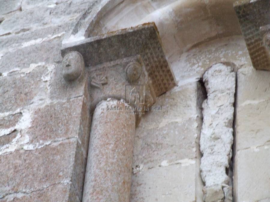 Detalle externo del lado izquierdo de la ventana de la cabecera