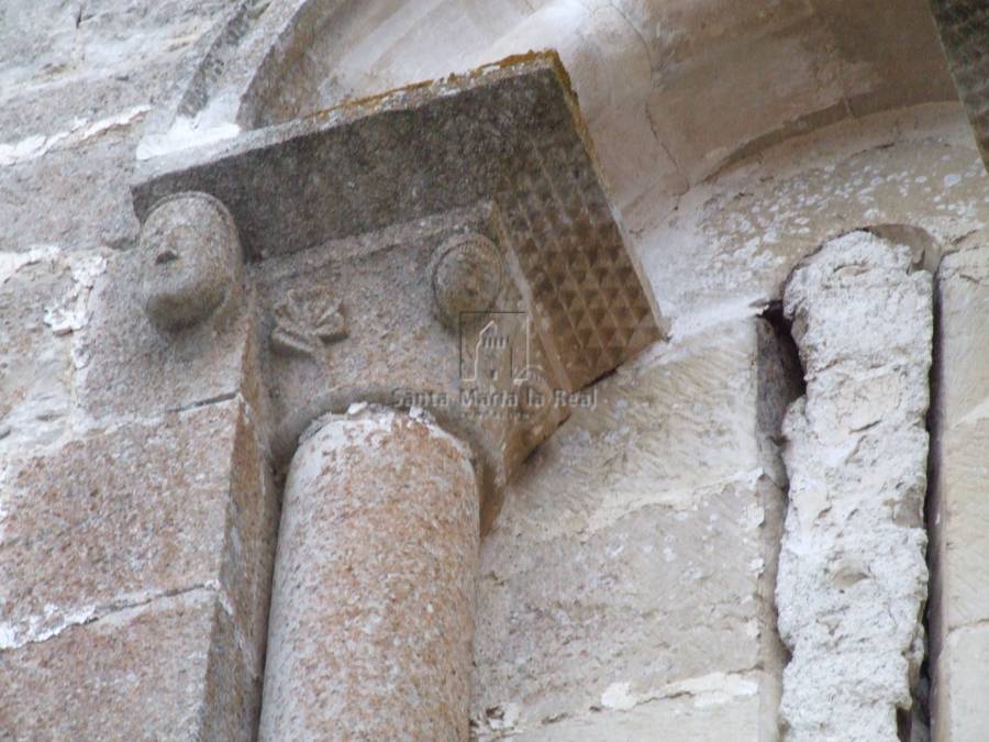 Detalle exterior del capitel del lado izquierdo de la ventana de la cabecera