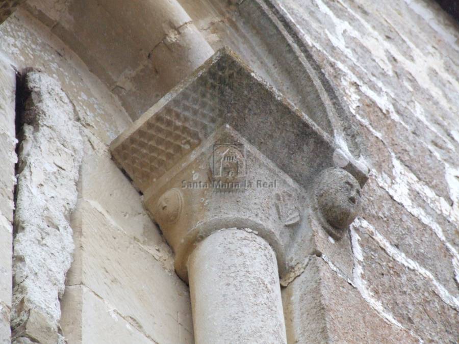 Detalle exterior del capitel del lado derecho de la ventana de la cabecera