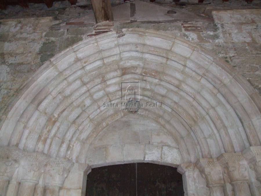 Detalle de la arquería de la portada sur