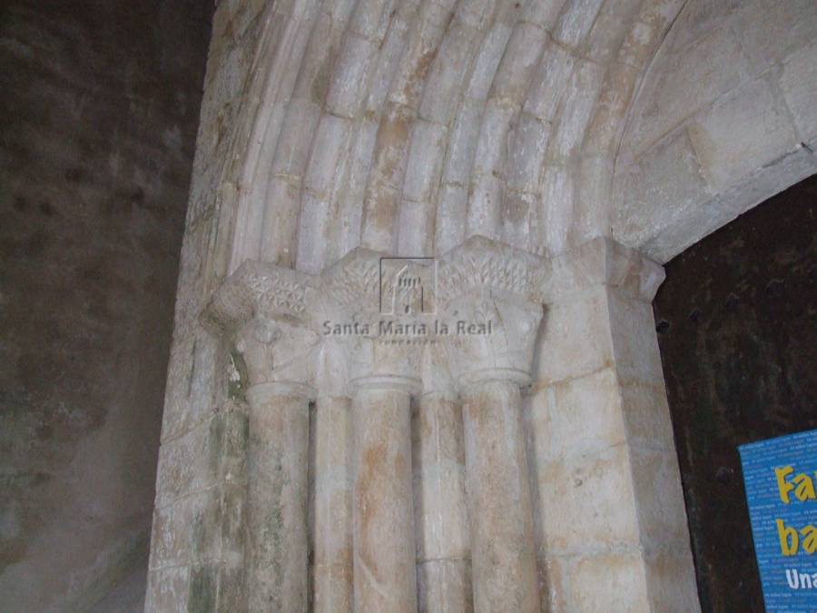 Detalle exterior de los capiteles del lado izquierdo de la portada sur