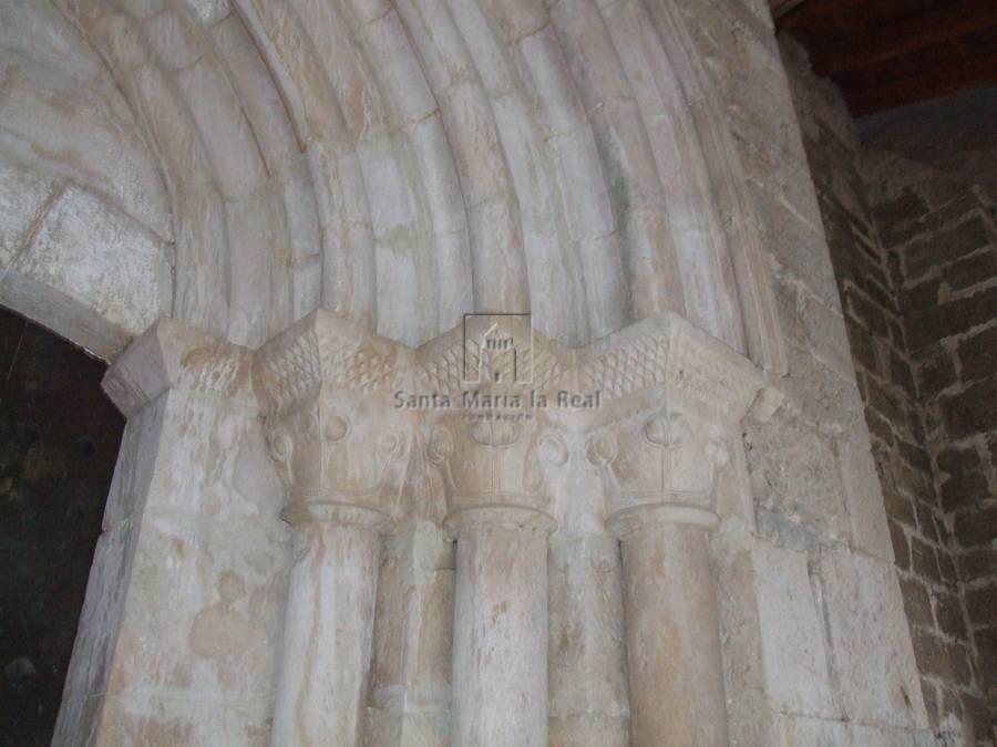 Detalle exterior de los capiteles del lado derecho de la portada sur