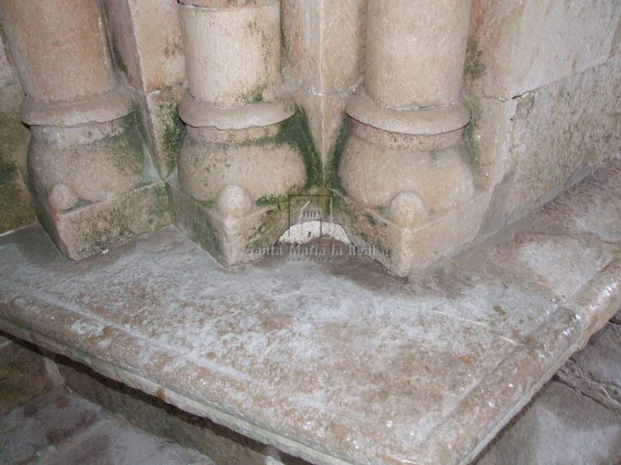 Detalle exterior de las basas del lado derecho de la portada sur