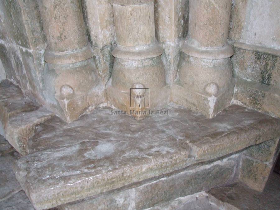 Detalle exterior de las basas del lado izquierdo de la portada sur