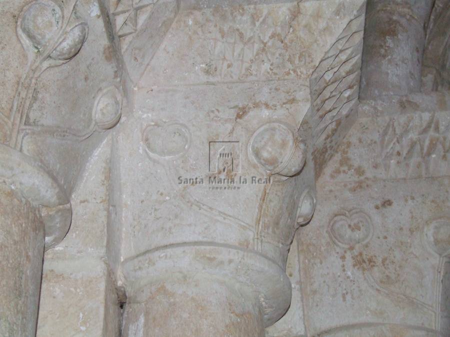 Detalle de los capiteles del lado izquierdo de la portada sur