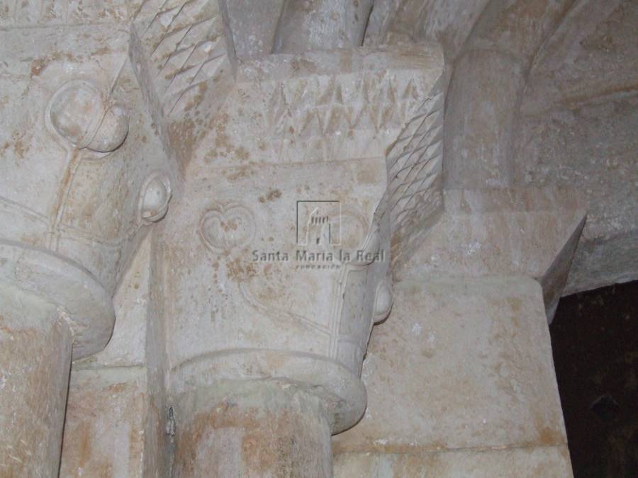 Detalle de los capiteles del lado izquierdo de la portada sur