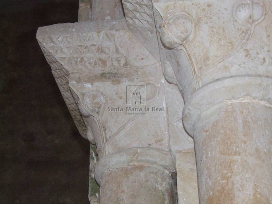 Detalle de los capiteles del lado derecho de la portada sur
