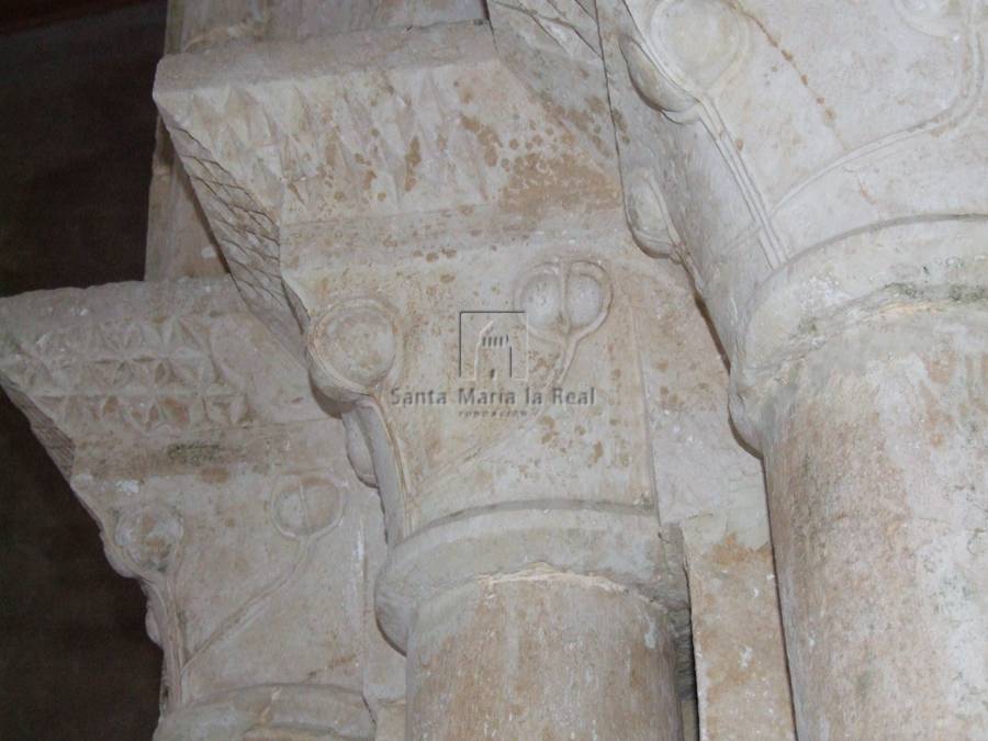 Detalle de los capiteles del lado derecho de la portada sur