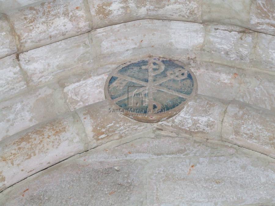 Detalle del crismón pintado de azul de la portada sur