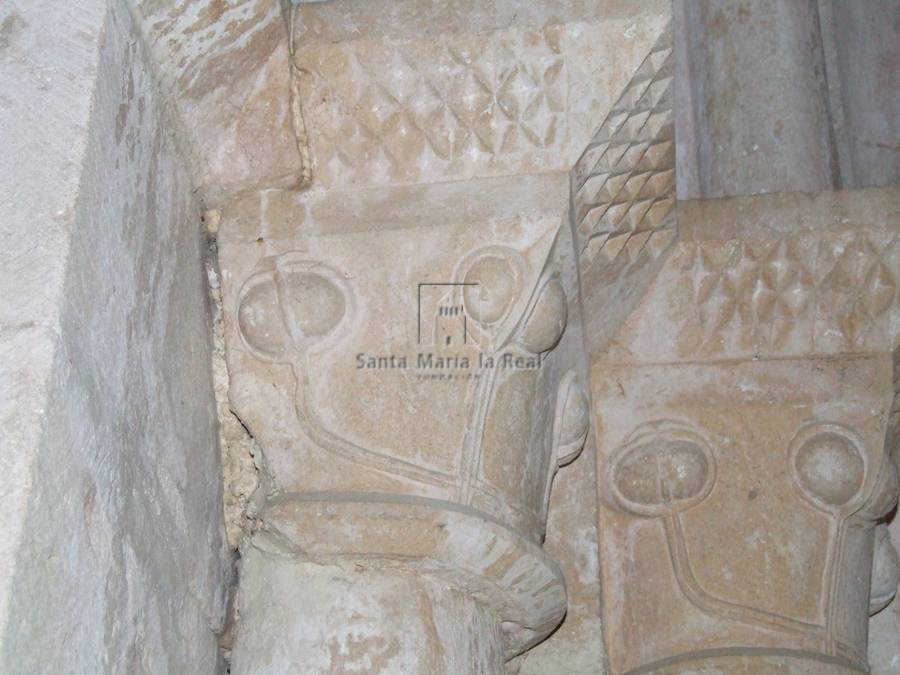 Detalle de los capiteles del lado izquierdo de la portada sur
