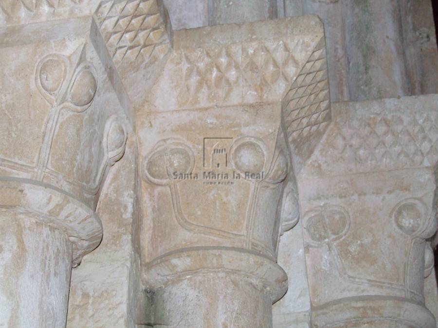 Detalle de los capiteles del lado izquierdo de la portada sur