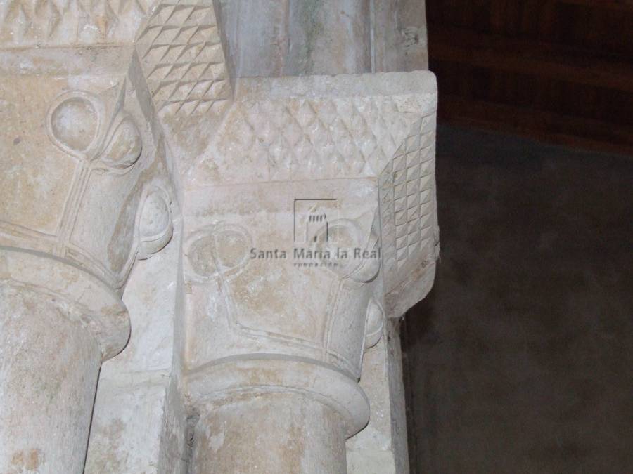 Detalle de los capiteles del lado izquierdo de la portada sur Detalle de los capiteles del lado izquierdo de la portada sur