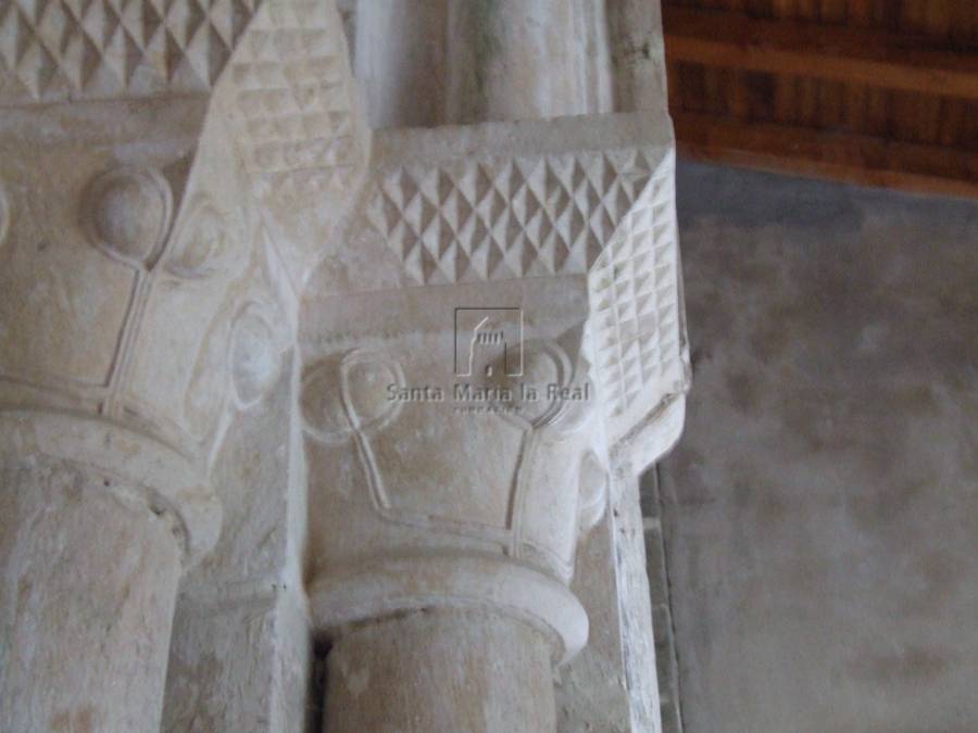 Detalle de los capiteles del lado derecho de la portada sur Detalle de los capiteles del lado derecho de la portada sur