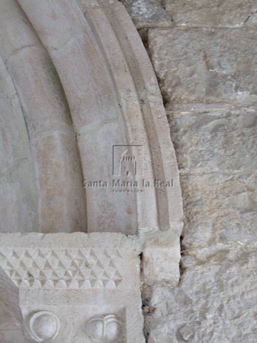 Detalle de la chambrana aristada del lado derecho de la portada sur