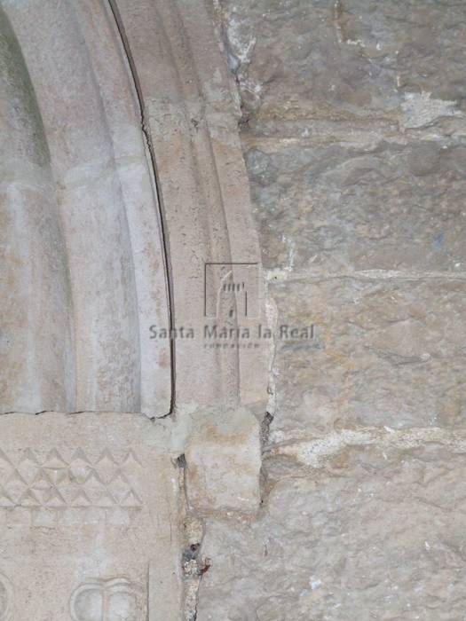 Detalle de la chambrana aristada del lado derecho de la portada sur
