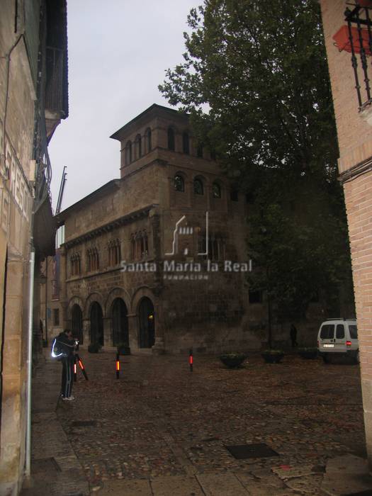 Vista de la calle de la Rúa y Palacio románico