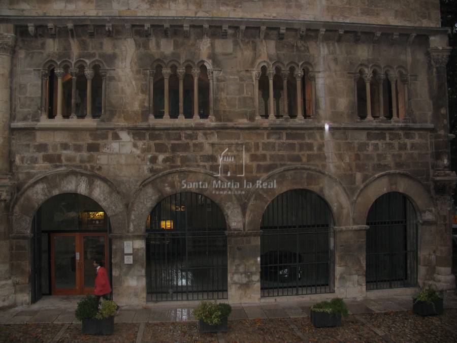 Detalle exterior del palacio de los Duques de Navarra