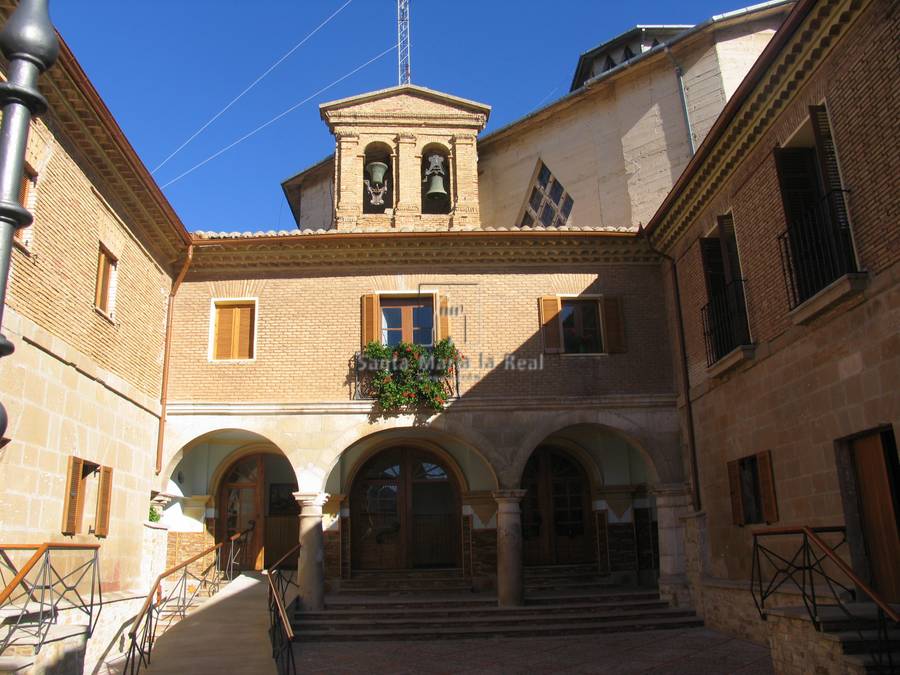 Vista exterior de la portada de la Basílica del Puy