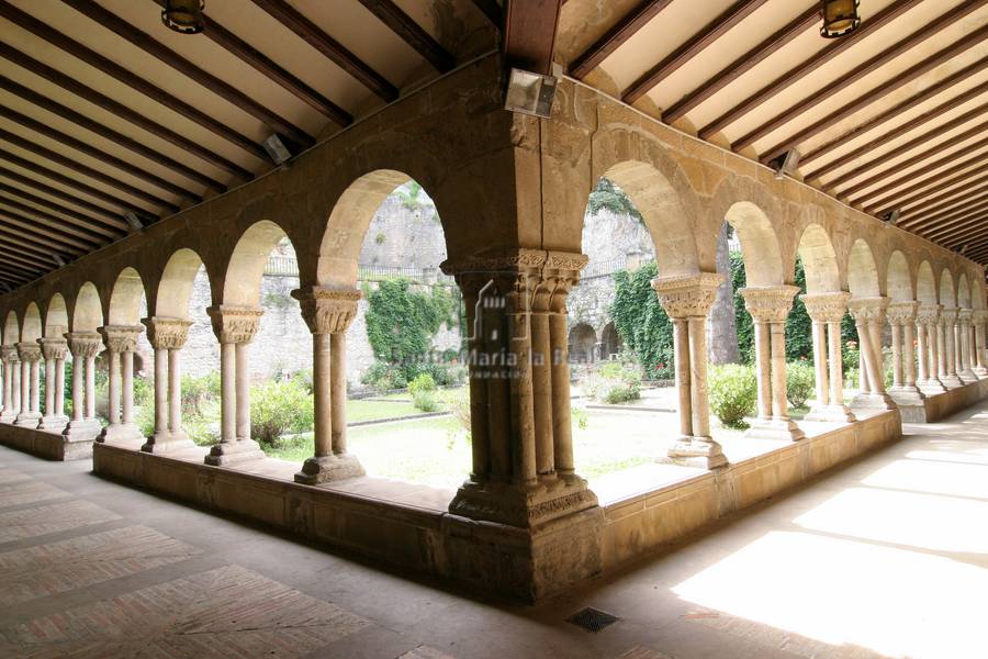 Vista general del claustro desde el interior Vista general del claustro desde el interior