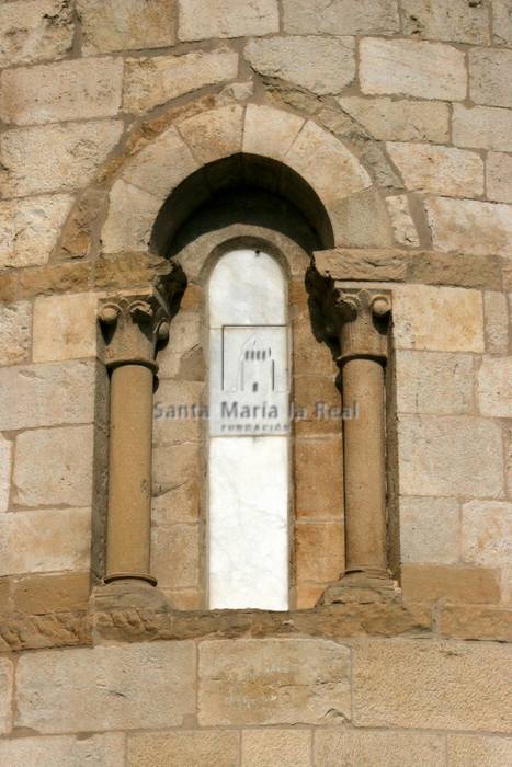 Vista exterior de una ventana del ábside